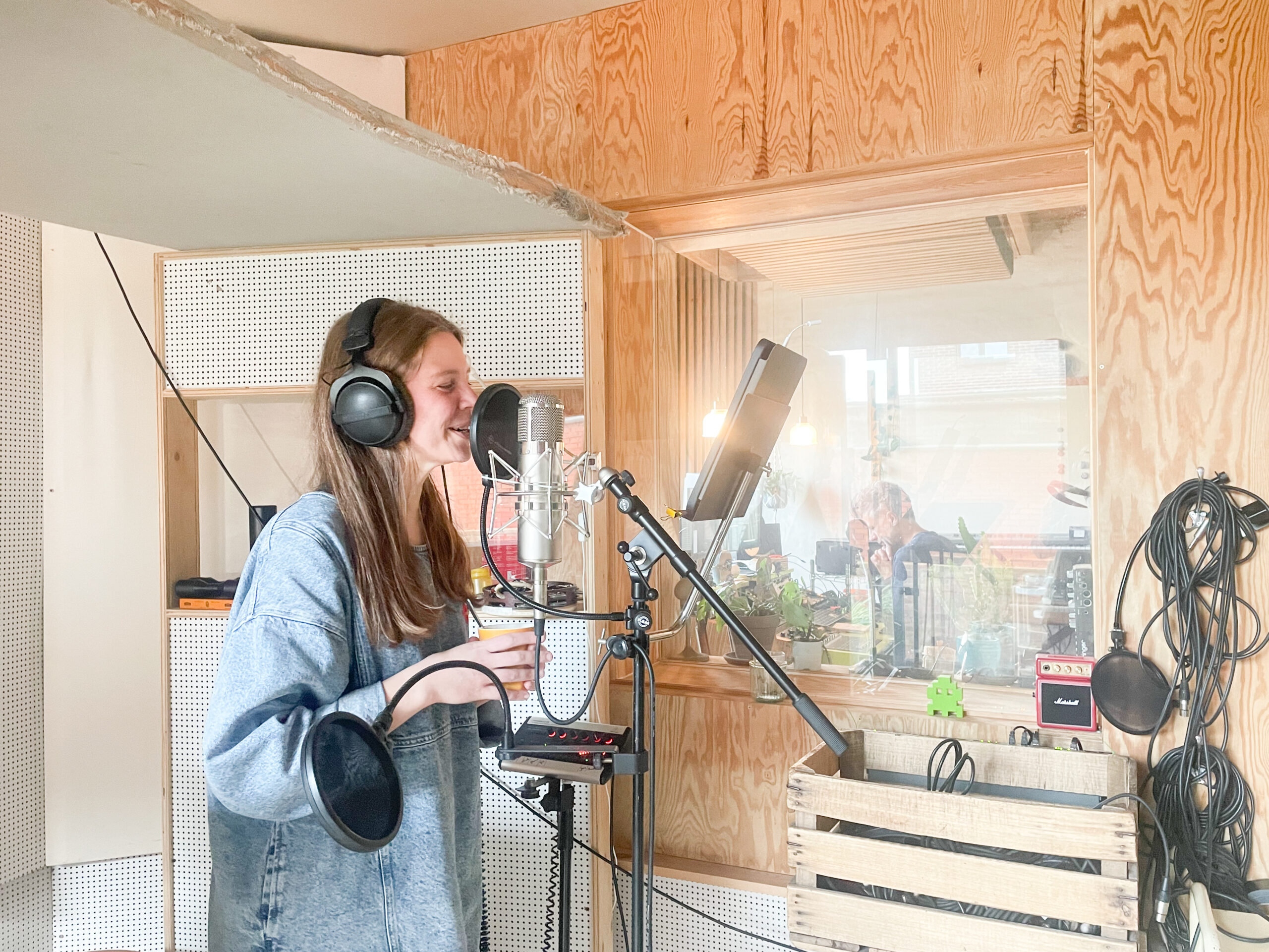 Charlotte zingt in de vocal booth
