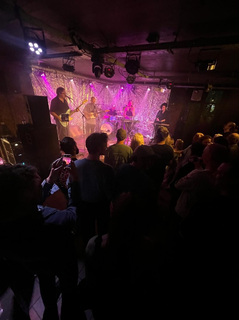 Gloed live op het podium met de full band