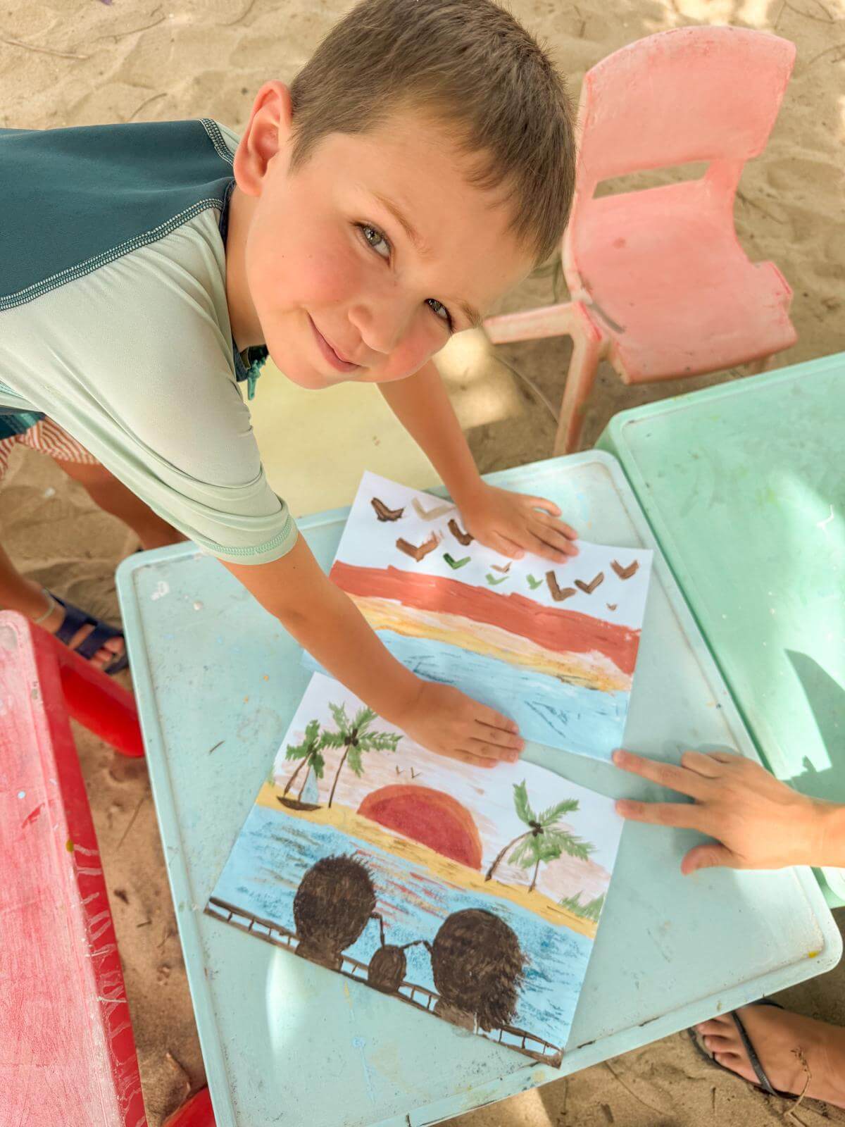 Otto toont trots zijn geschilderde strandtafereel