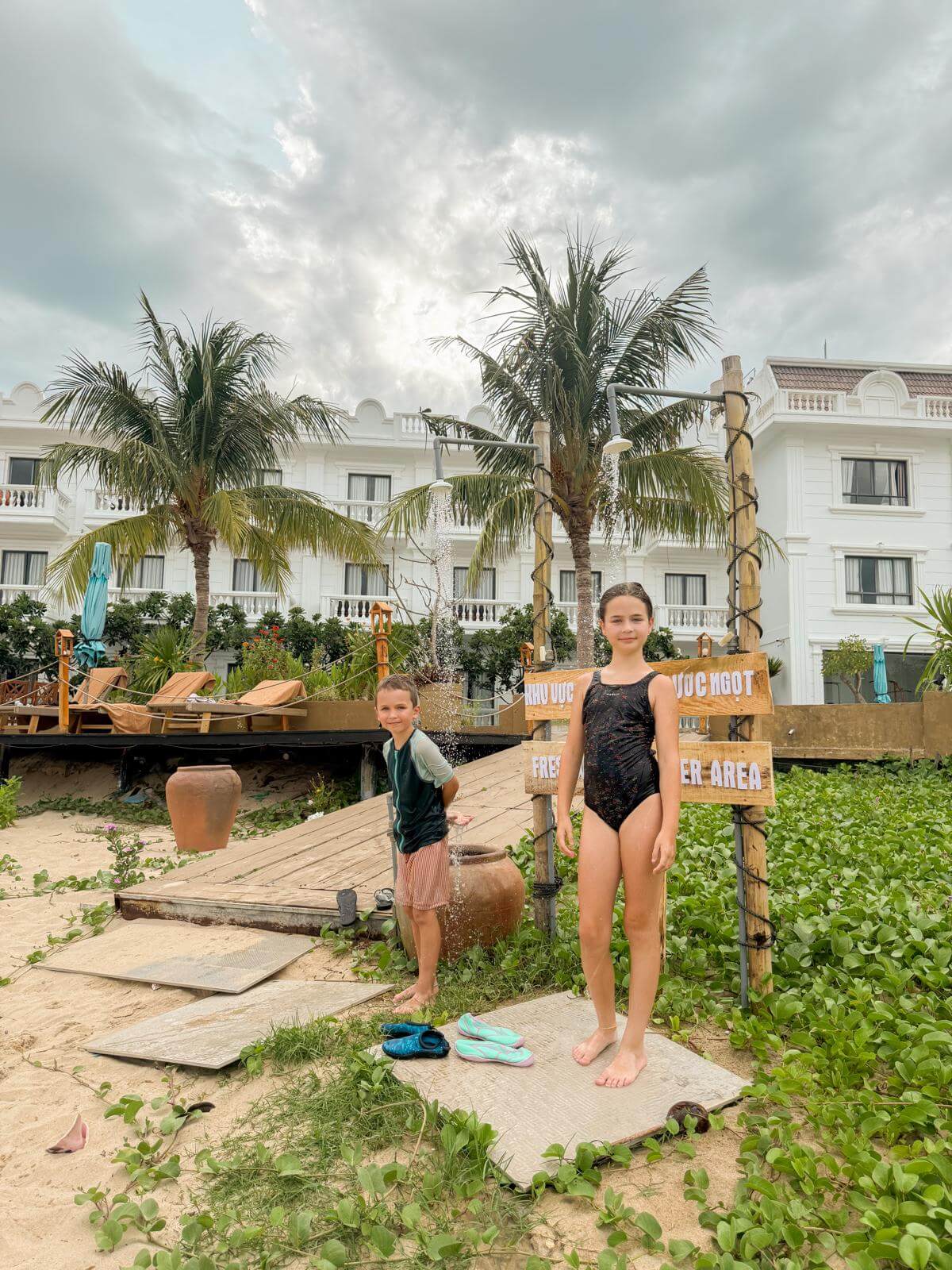 Ida en Otto bij de buitendouche van het resort