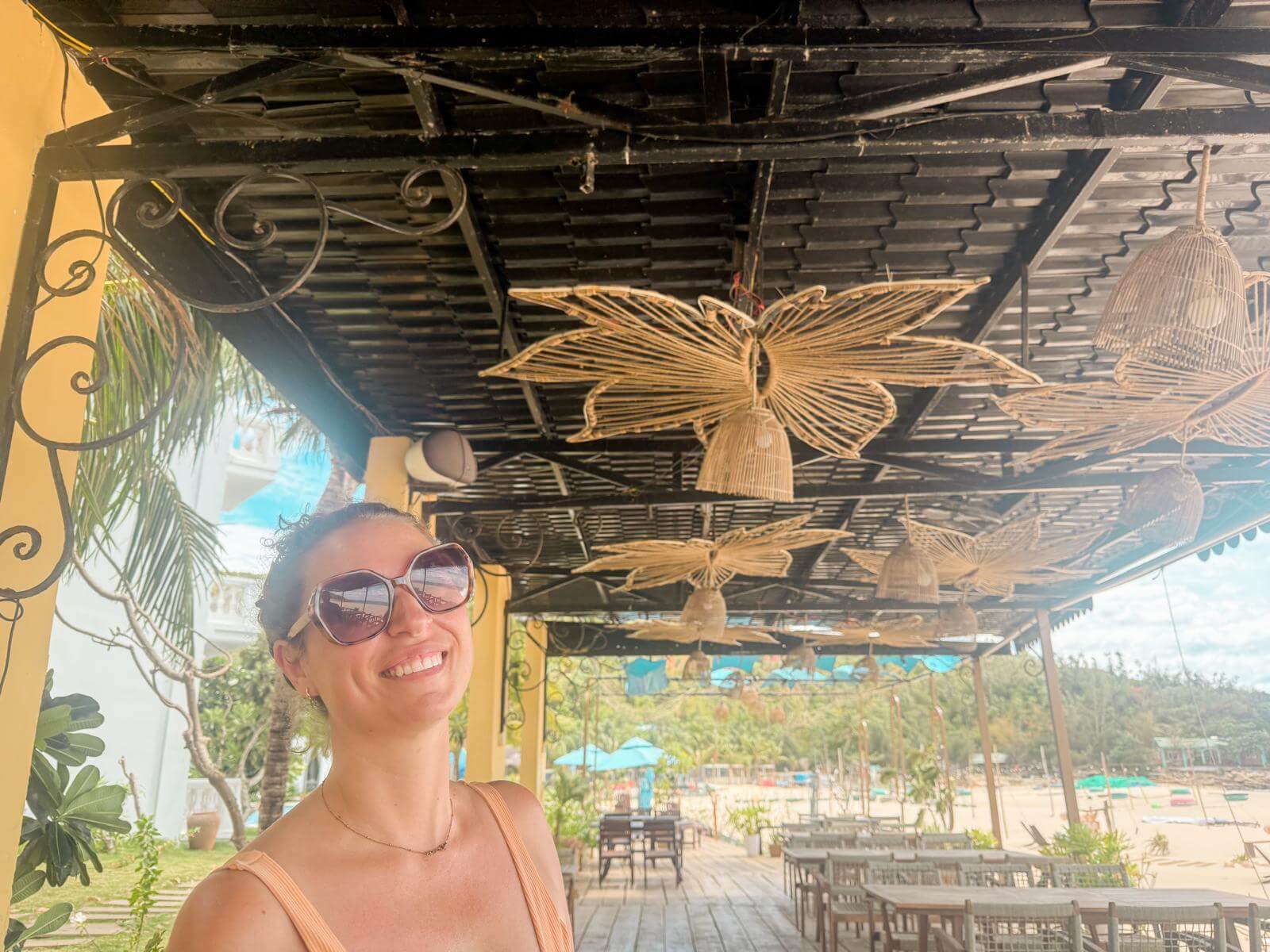 Sévérine glimlachend bij het strandrestaurant van het resort