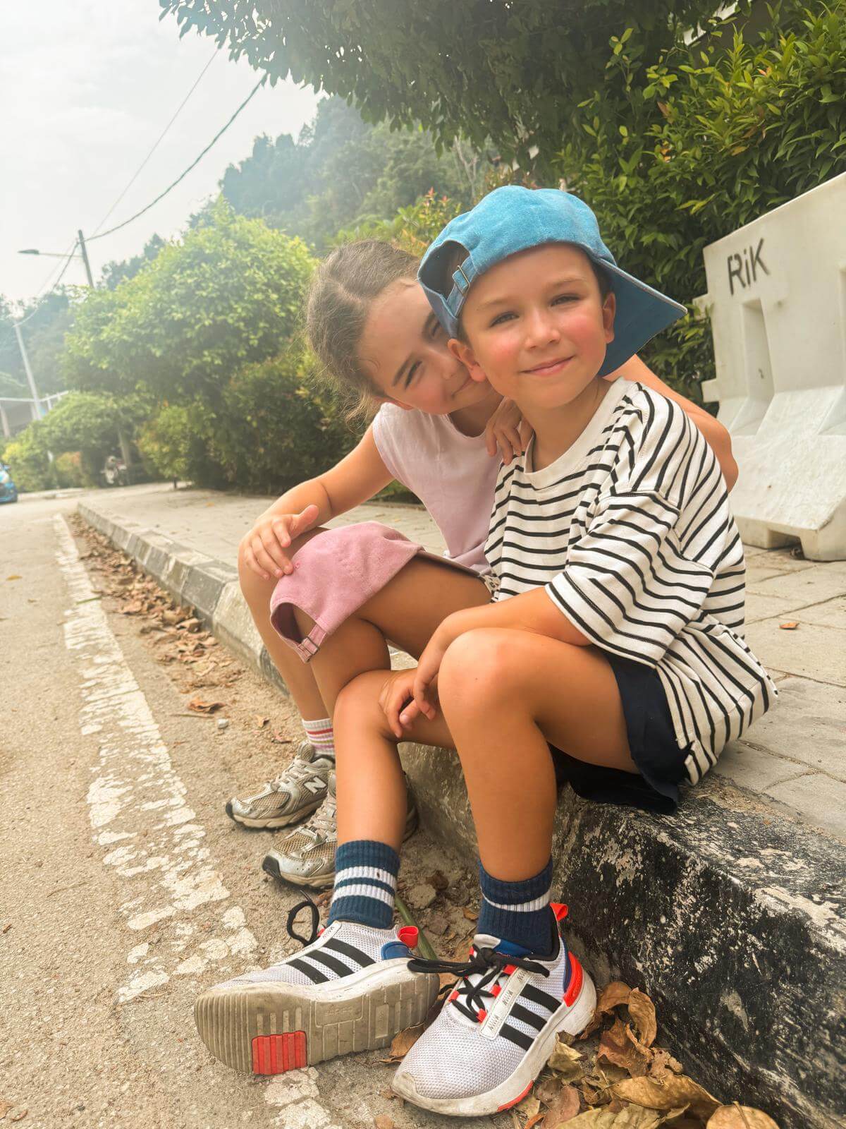 De kinderen knuffelen op straat
