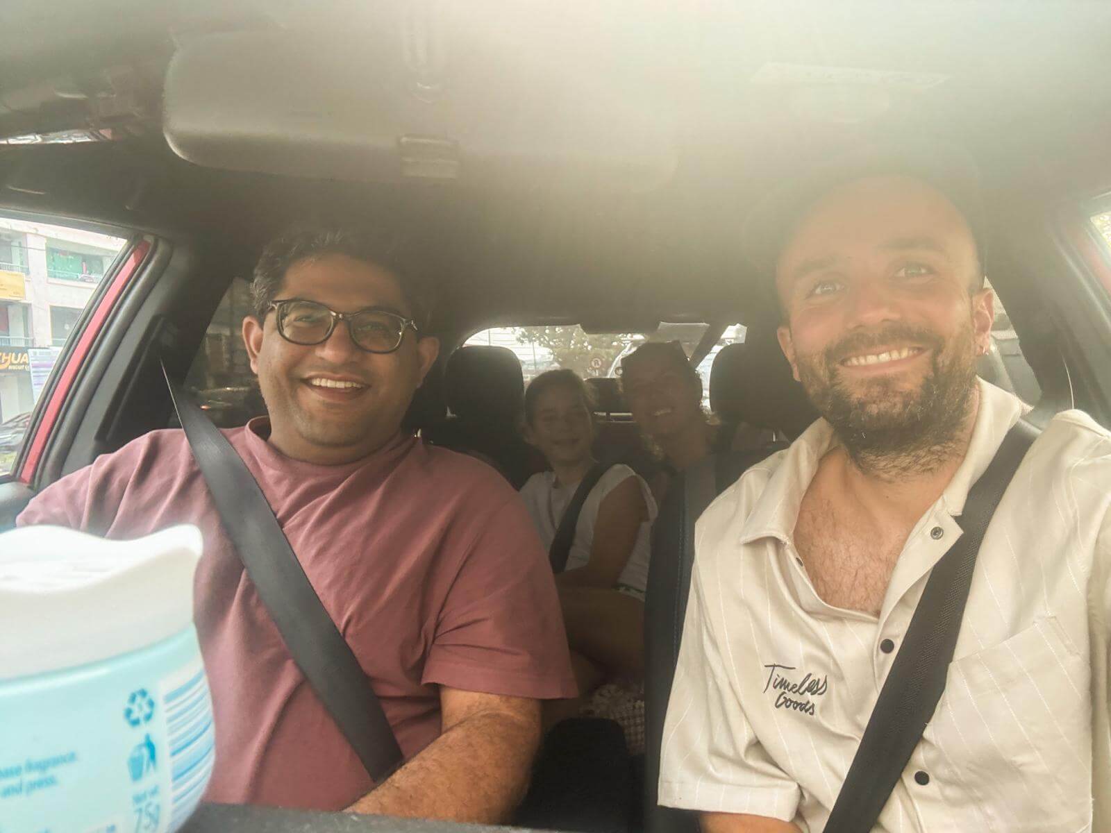 Onze vriendelijke Grab-chauffeur brengt ons door Georgetown