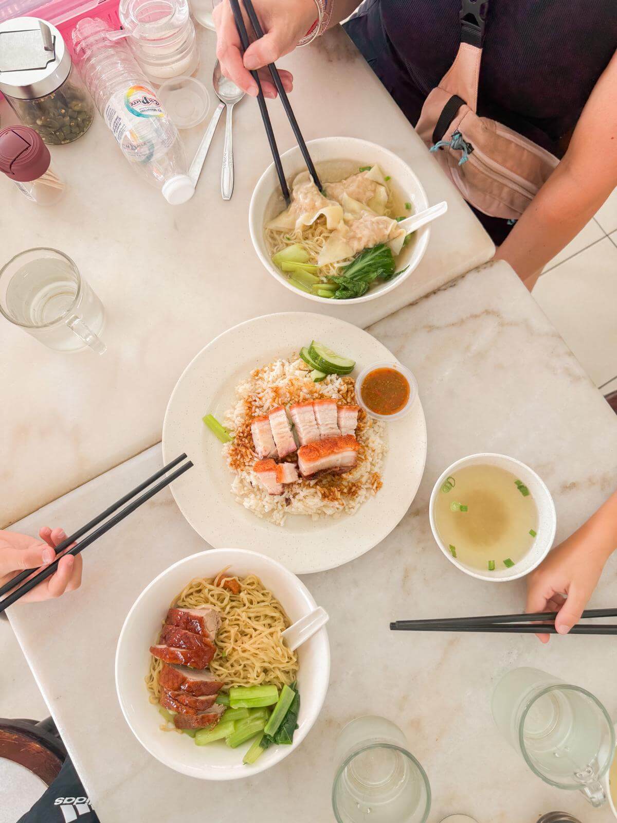 Verse Chinese hawker food: noedels, char siu en rijst