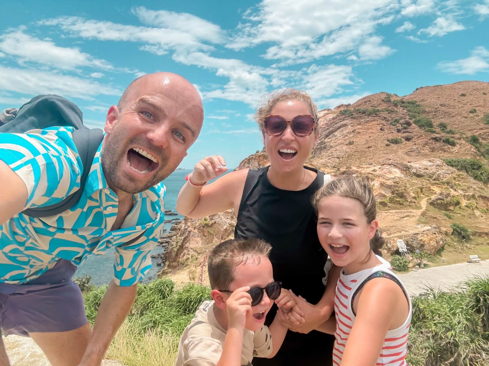 Familieselfie op de kliffen van Eo Gio