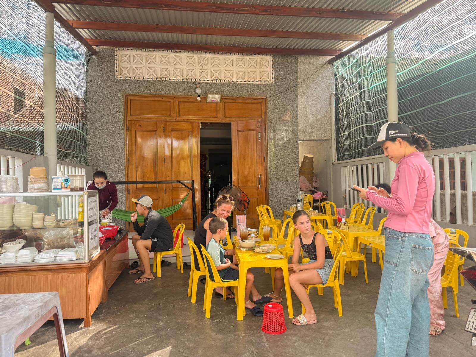 Lokaal restaurantje met plastic stoeltjes waar we Bánh cuôn aten