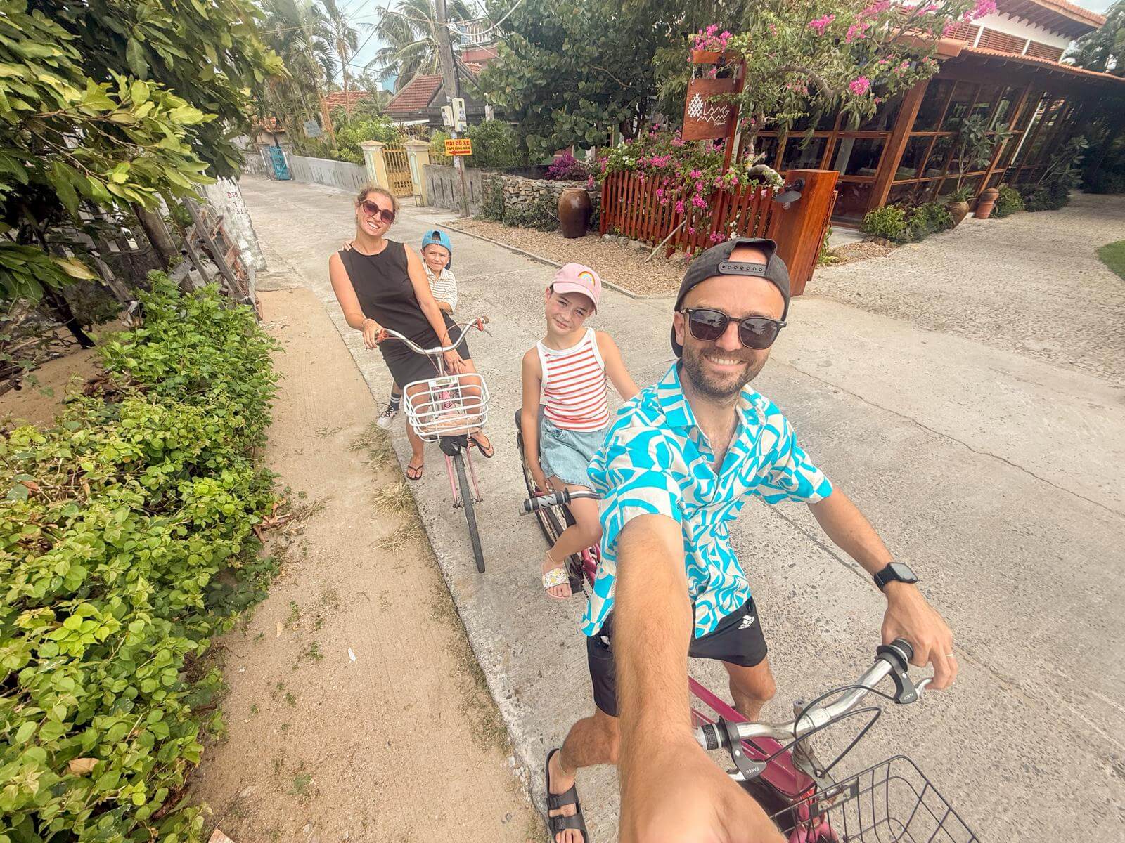 Op de fiets door Tuy Hoa met het hele gezin