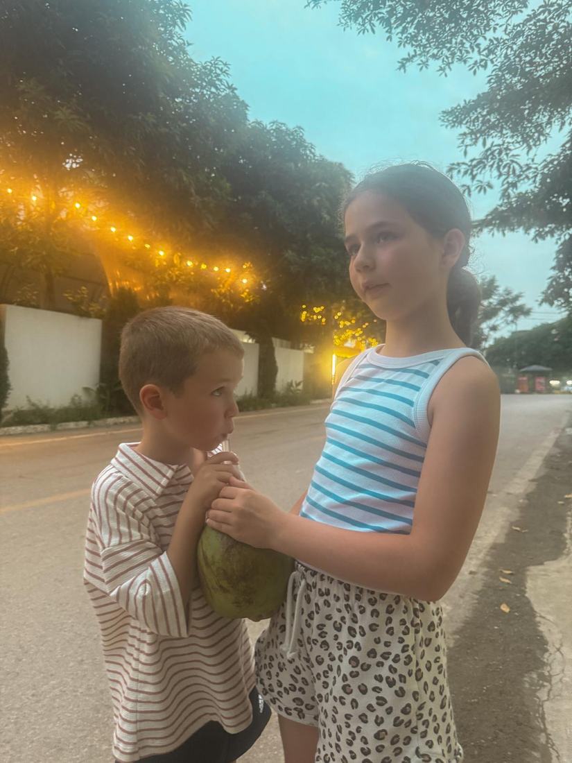 Ida en Otto met een verse kokosnoot, avondwandeling in de buurt