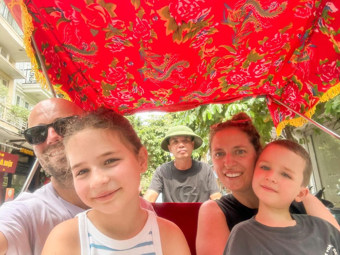 Familie-selfie tijdens een cyclo-rit door de Oude Wijk van Hanoi