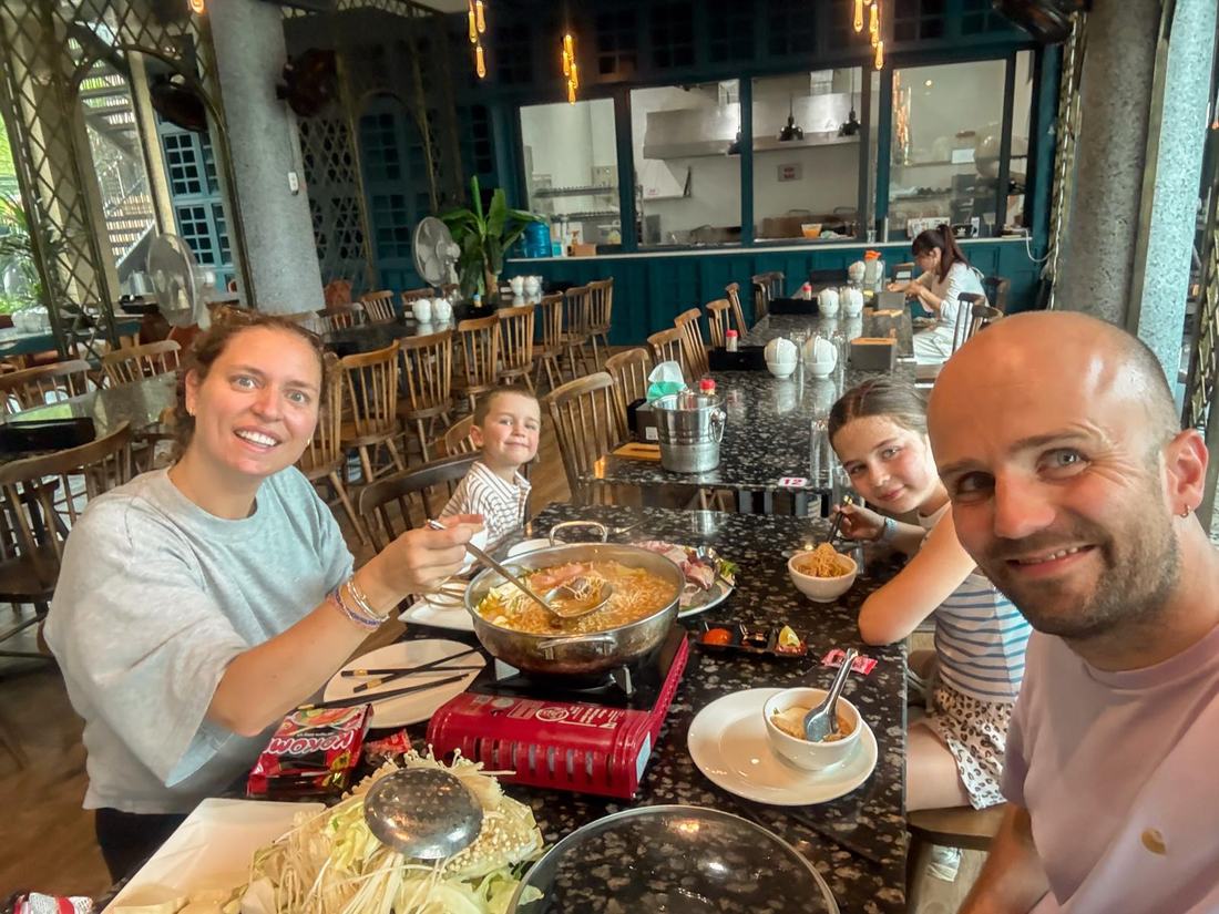 Familie samen aan de hotpot, onze eerste avond in Hanoi