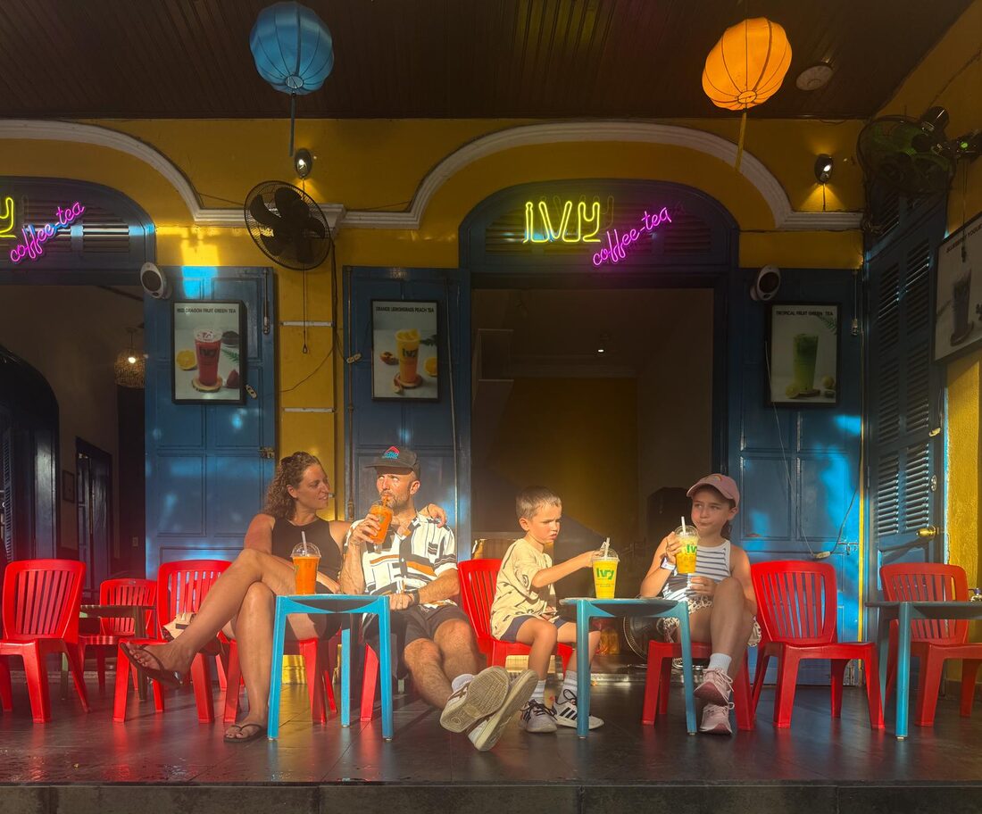 Drankjes drinken bij Ivy Coffee-Tea, tussen de neonverlichting