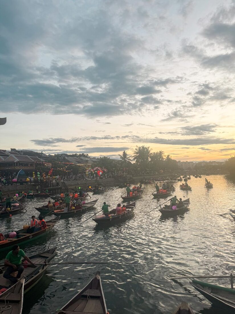 Bootjes met lantaarns op de rivier bij zonsondergang in de oude stad