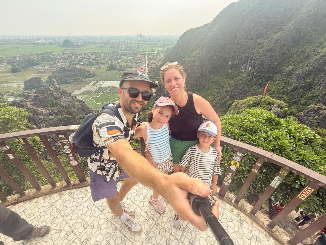 Familie-selfie op de top van Mua Cave, met uitzicht over Ninh Binh