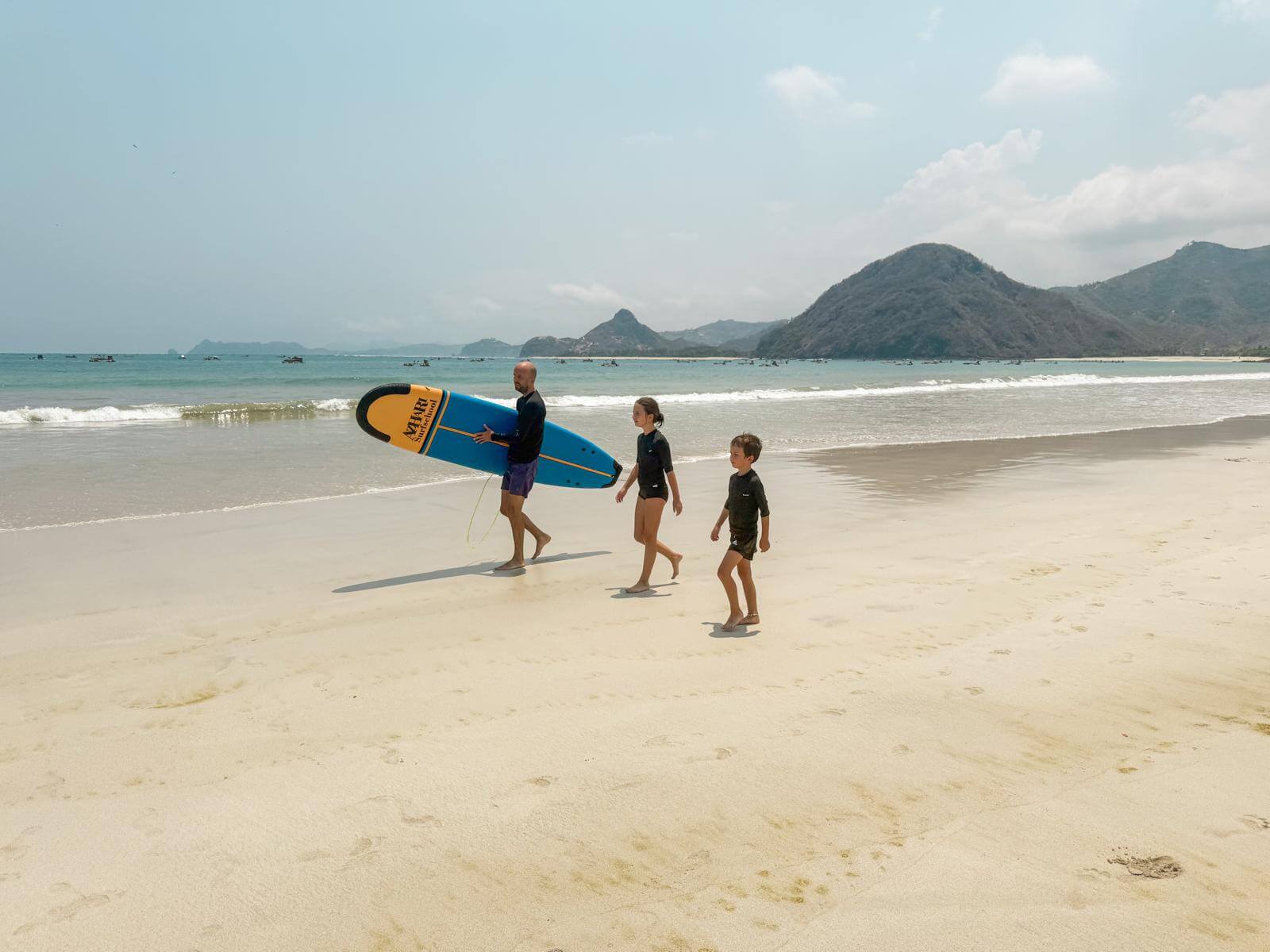 Op weg naar het water met de surfplank