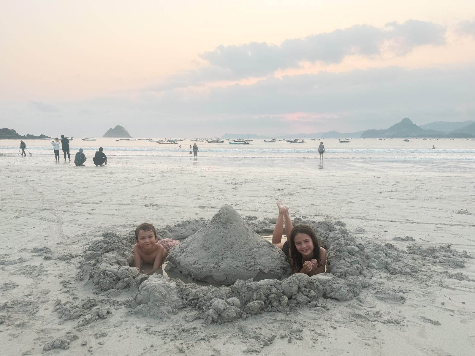 Ingegraven in het zand bij eb