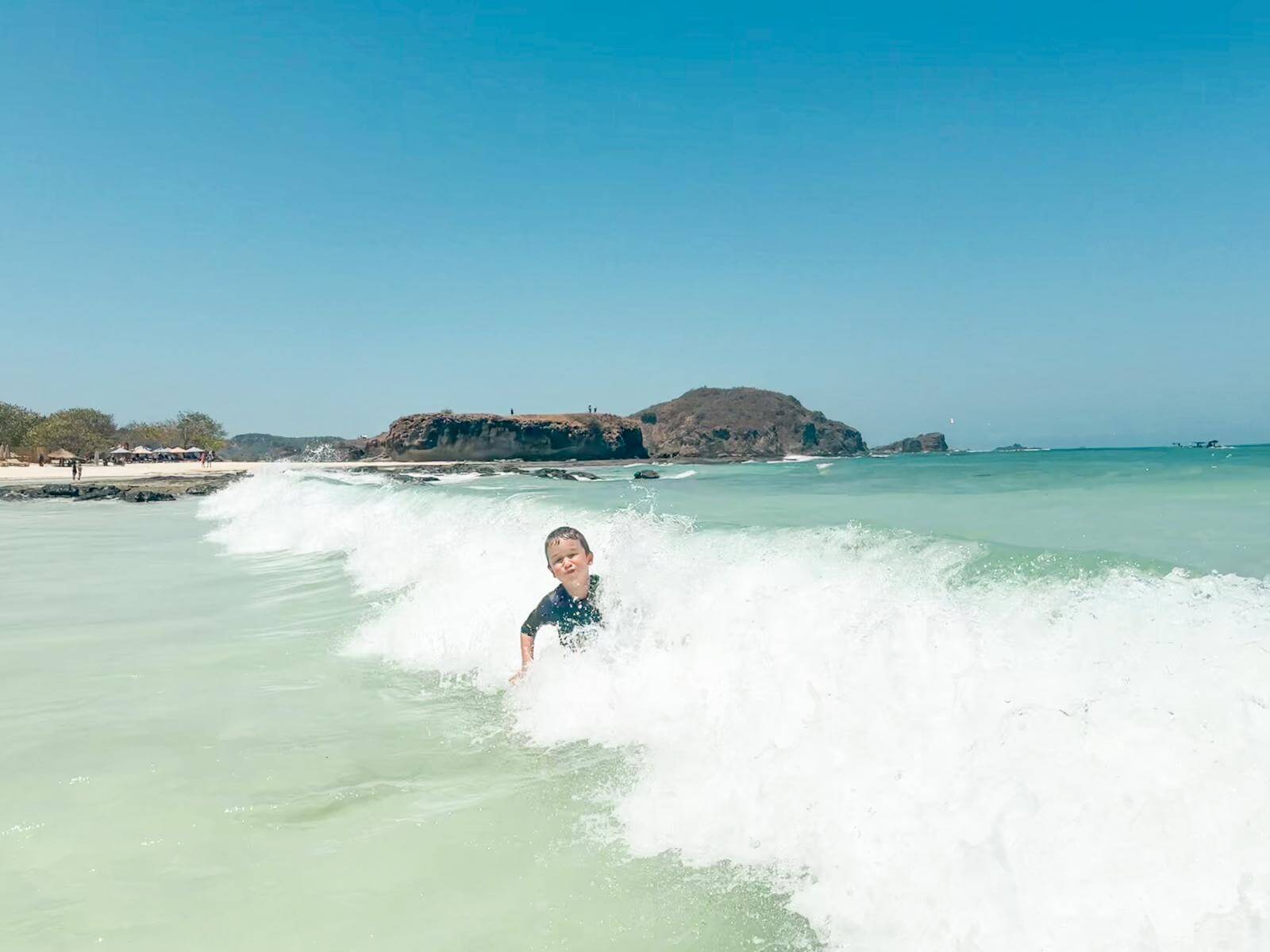 Lekker stoeien in de golven