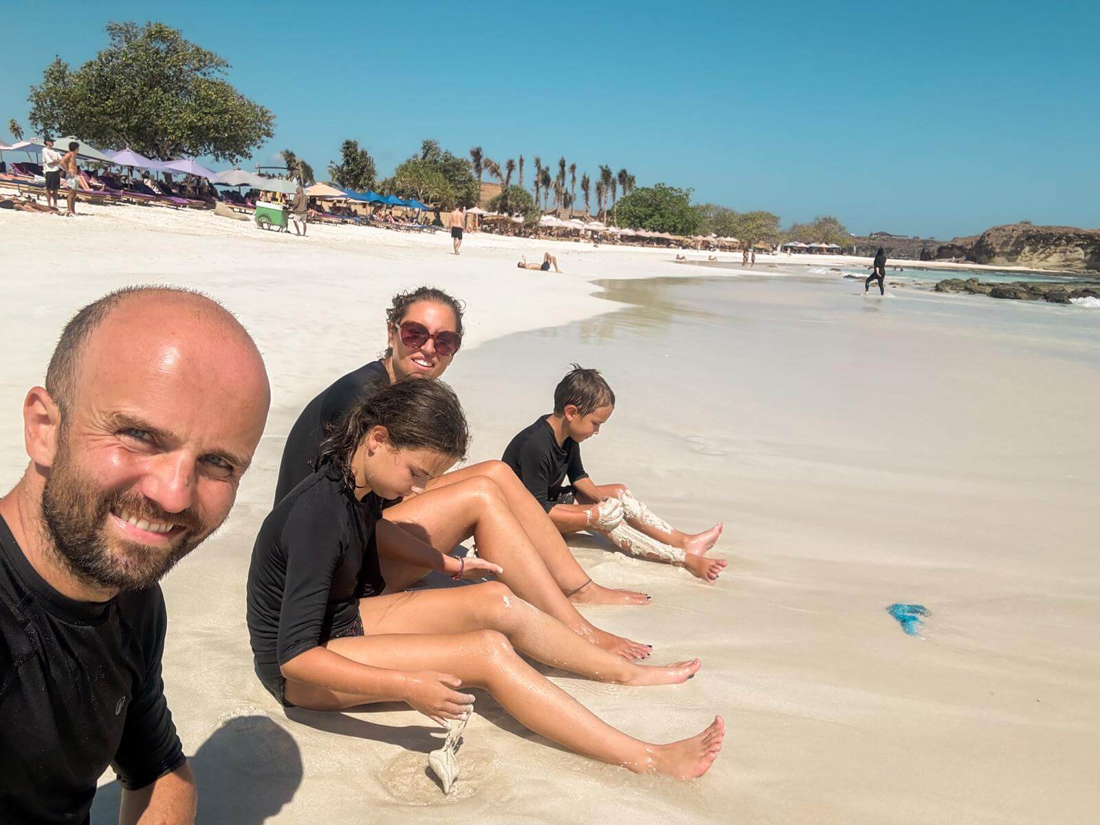 Met het hele gezin op het strand