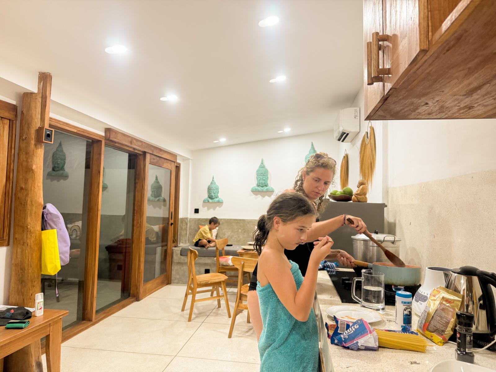 Avondeten koken in de keuken van de villa