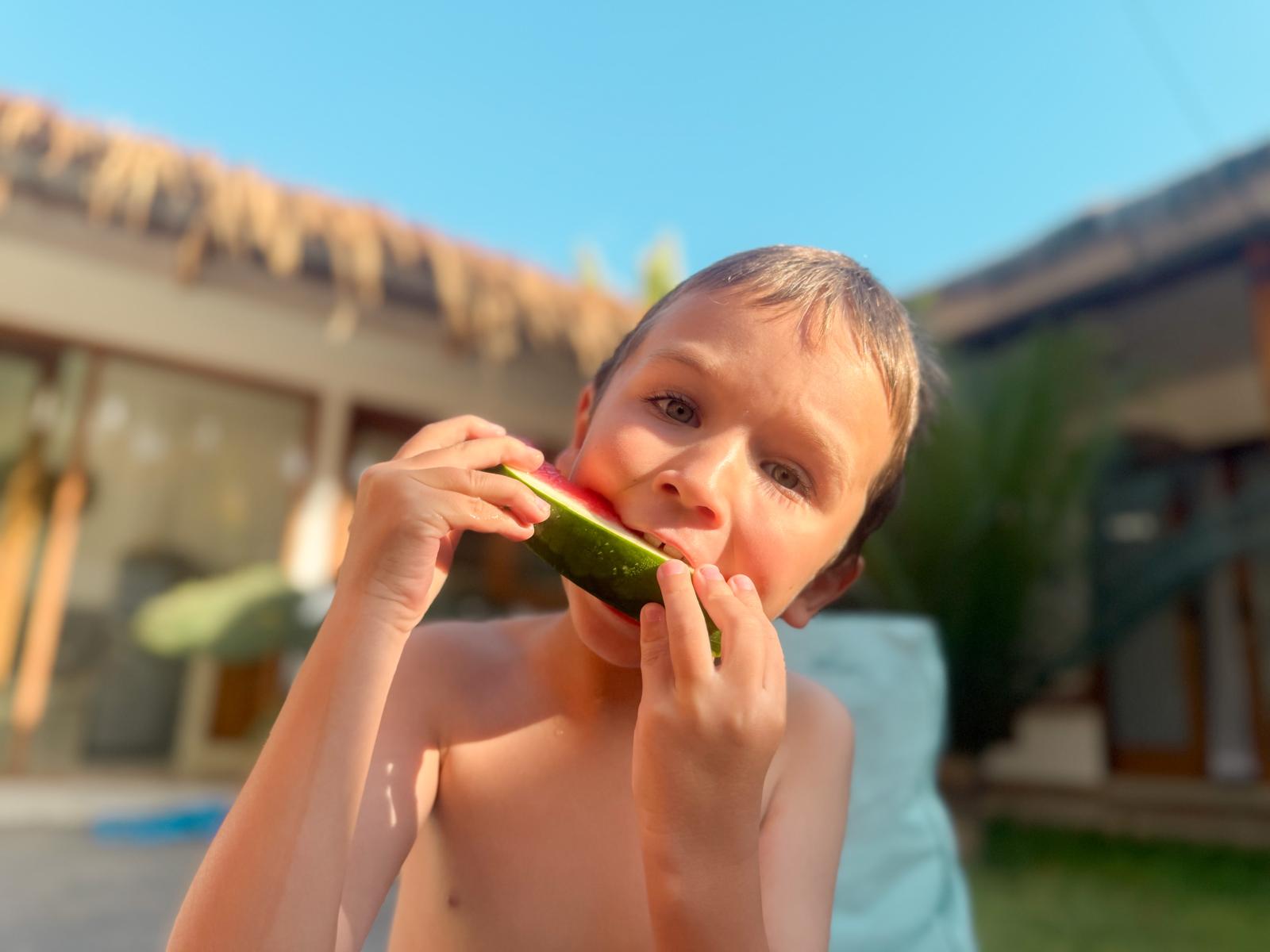 Watermeloen eten na het zwemmen