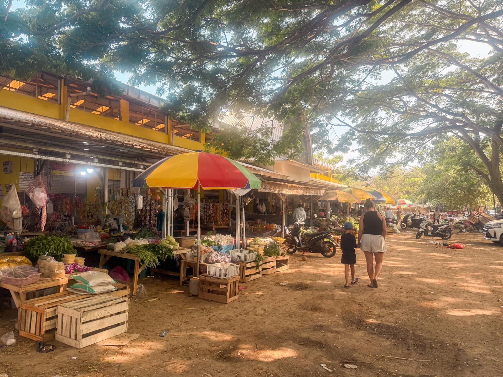 Op de markt voor verse groenten en fruit