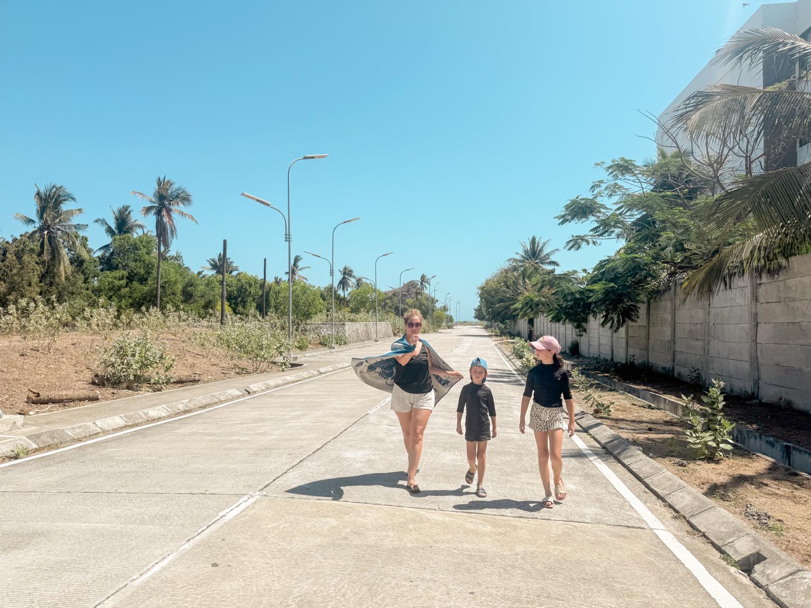 Wandeling op de rustige weg naar het strand