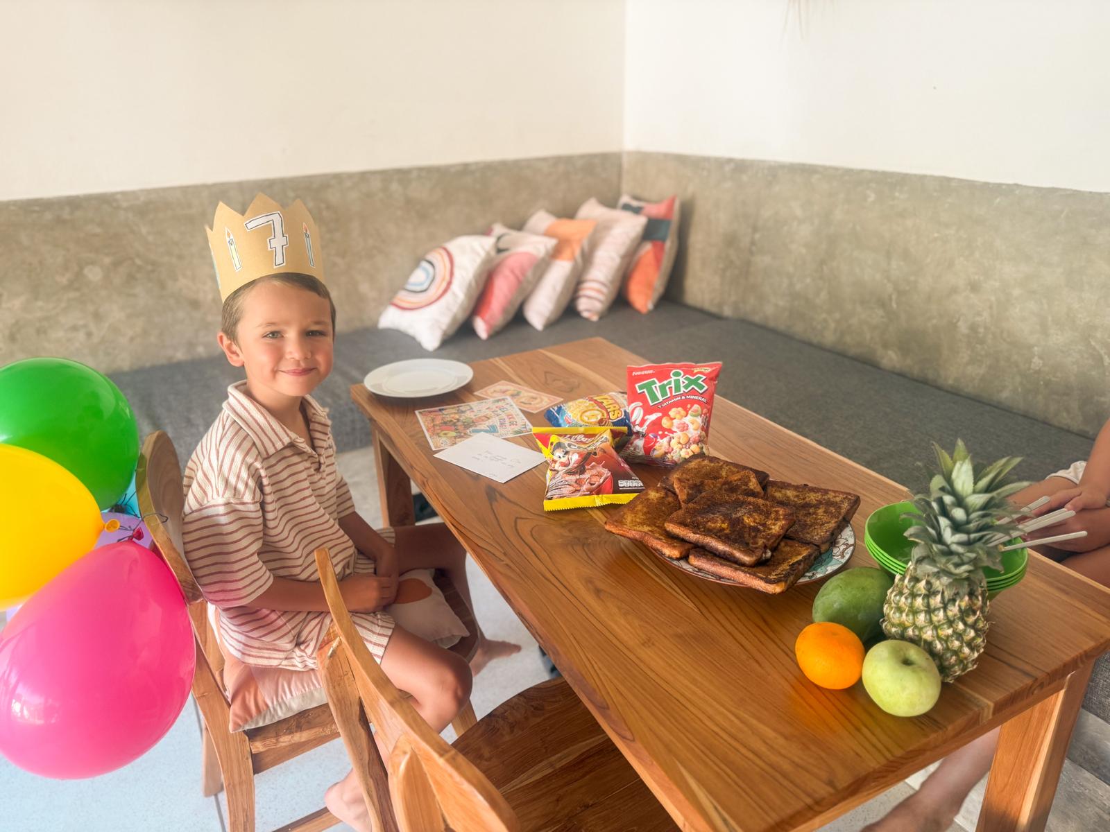Verjaardagsontbijt met kroon, ballonnen en vers fruit