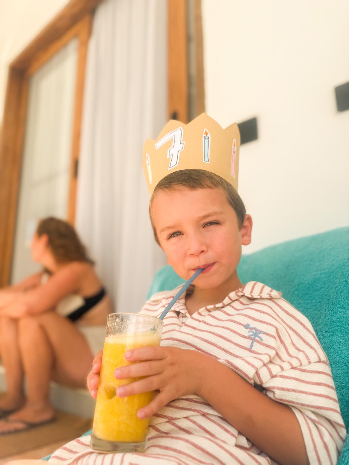 De jarige met zijn kroon en een vers sapje