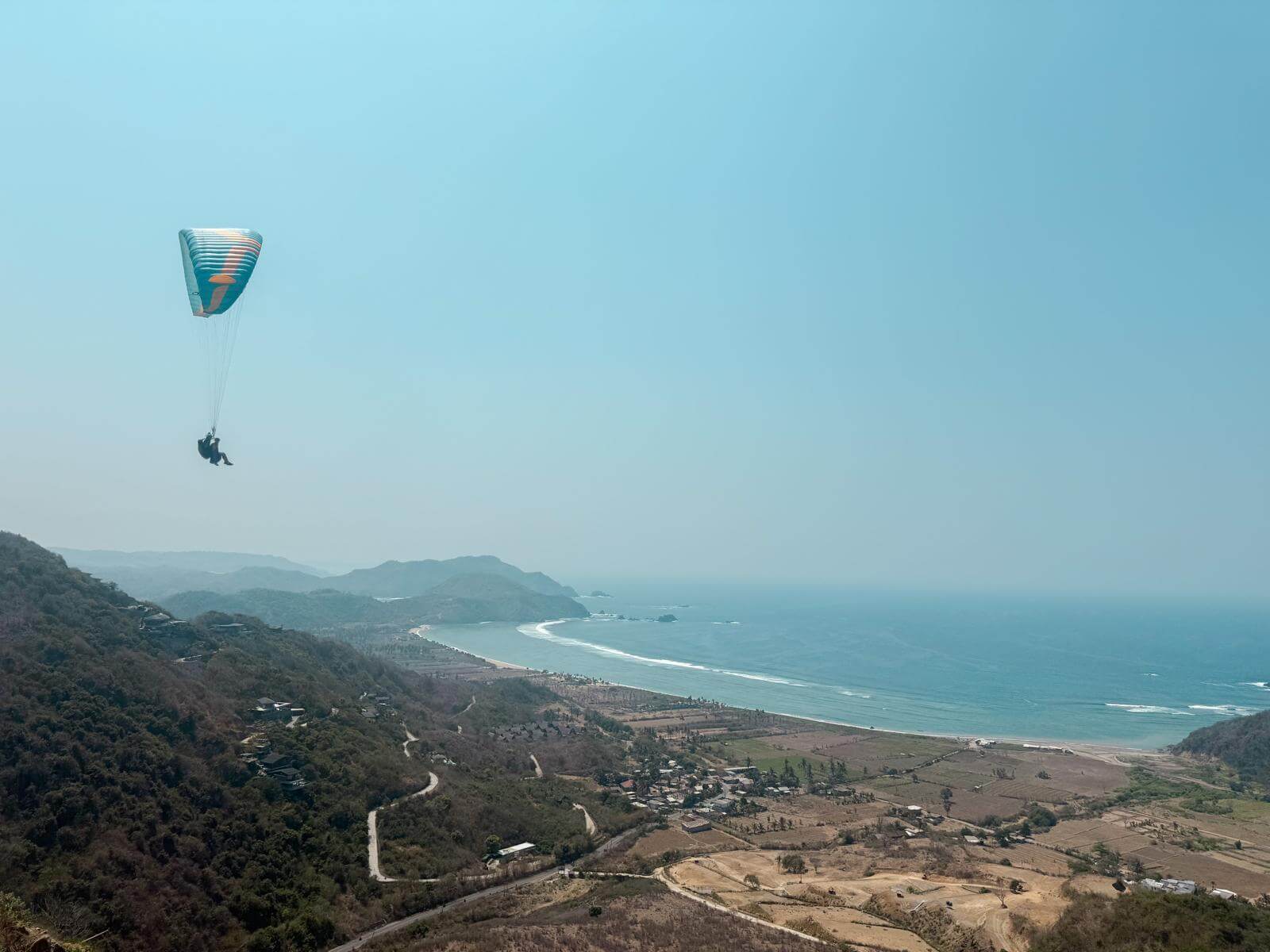 De parachute tegen de kustlijn van Lombok