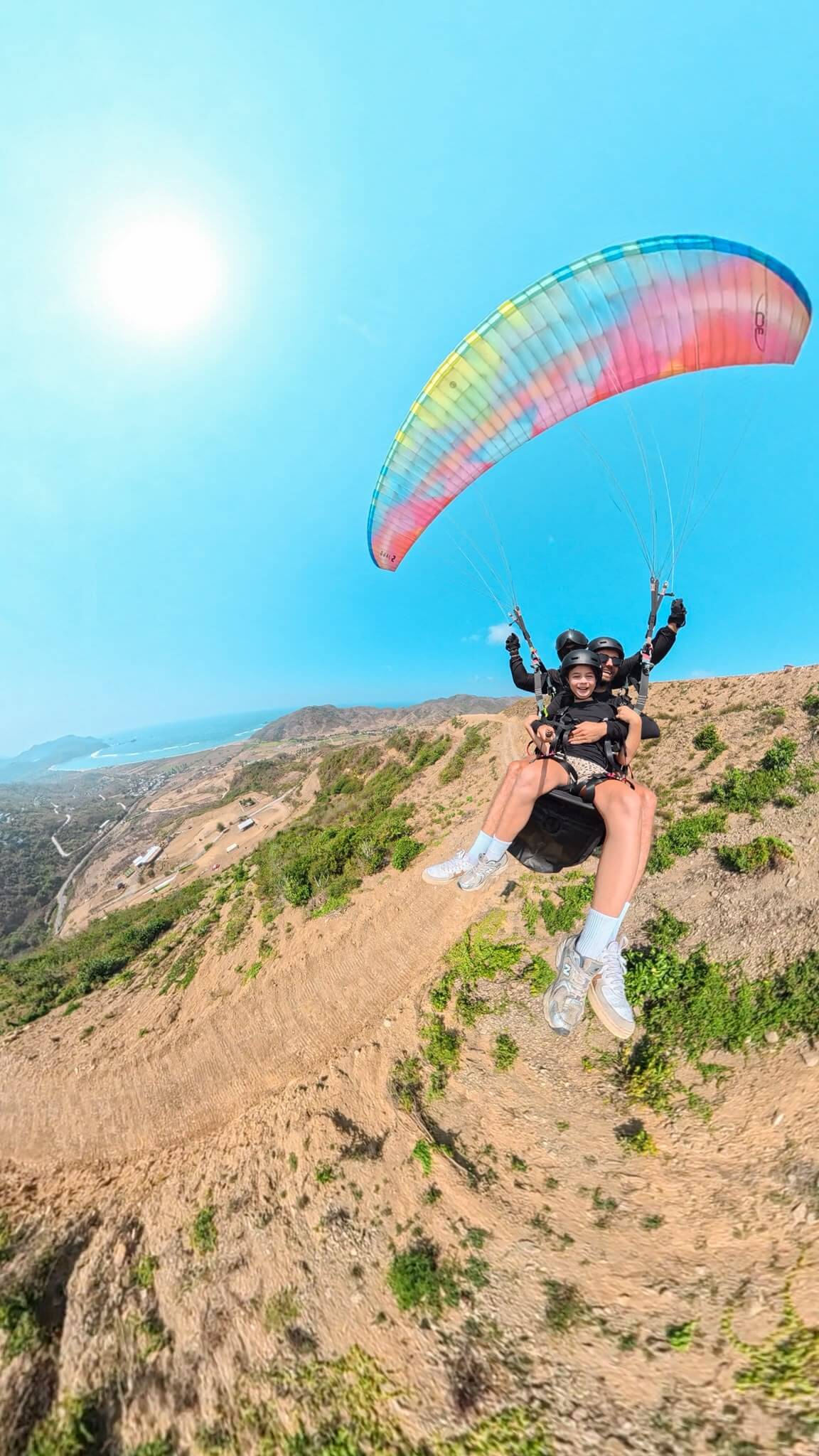 Zwevend onder een kleurrijke parachute boven Lombok