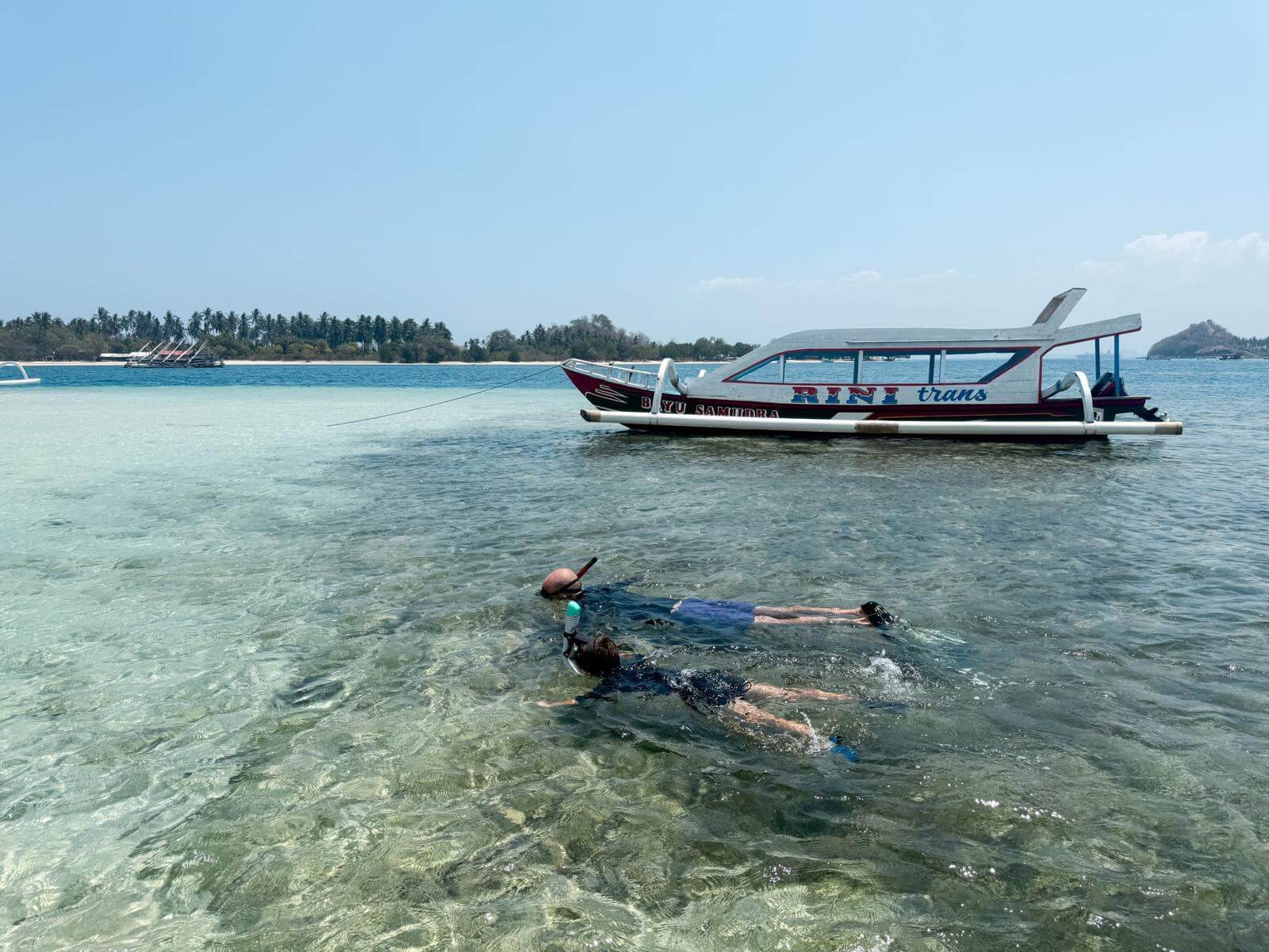 Snorkelen in kristalhelder, ondiep water