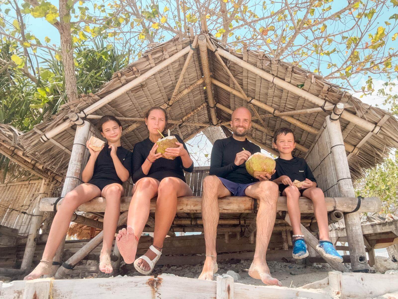 Verse kokosnoten onder de strandhut