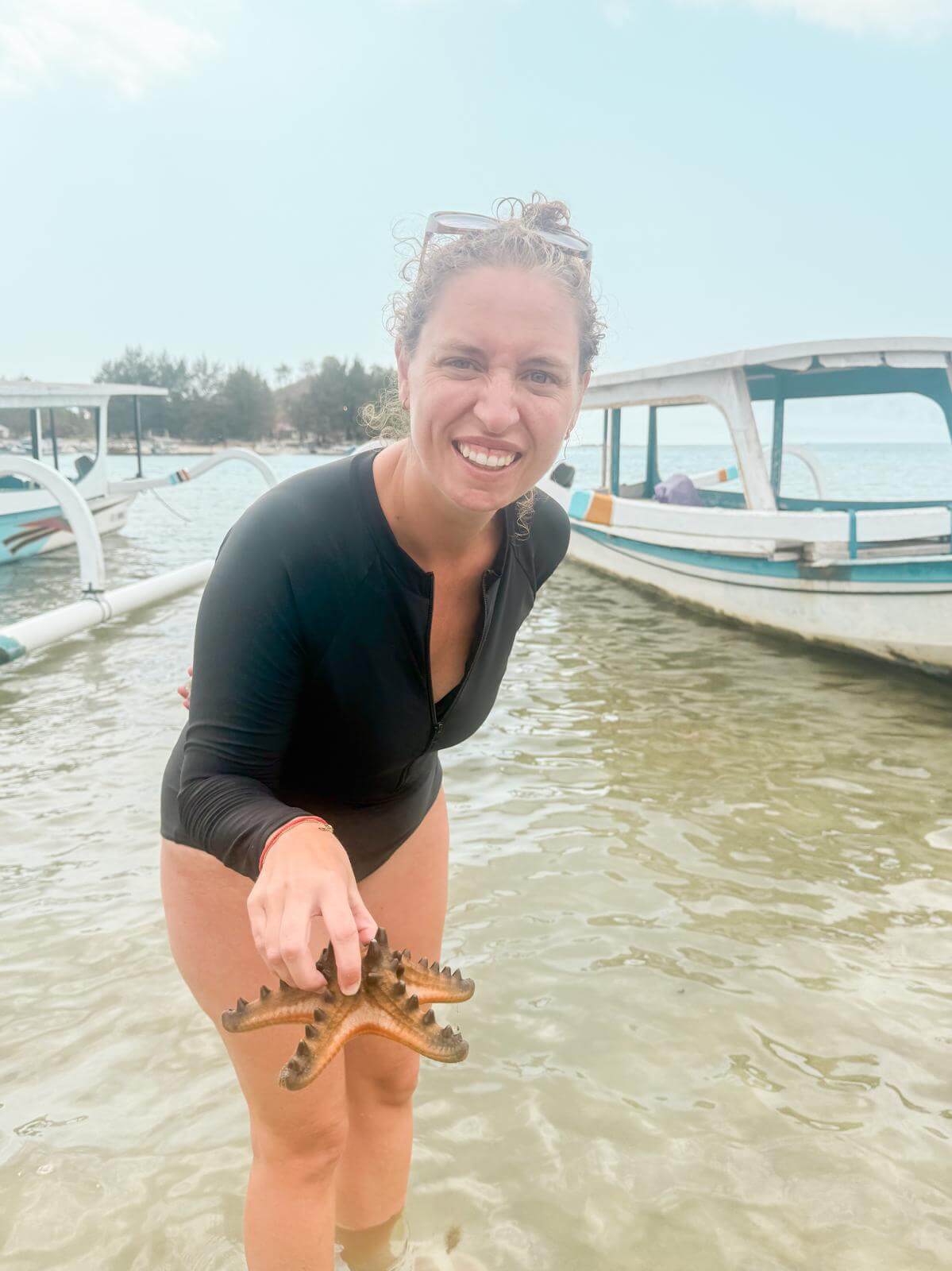 Een zeester in de hand, na het snorkelen