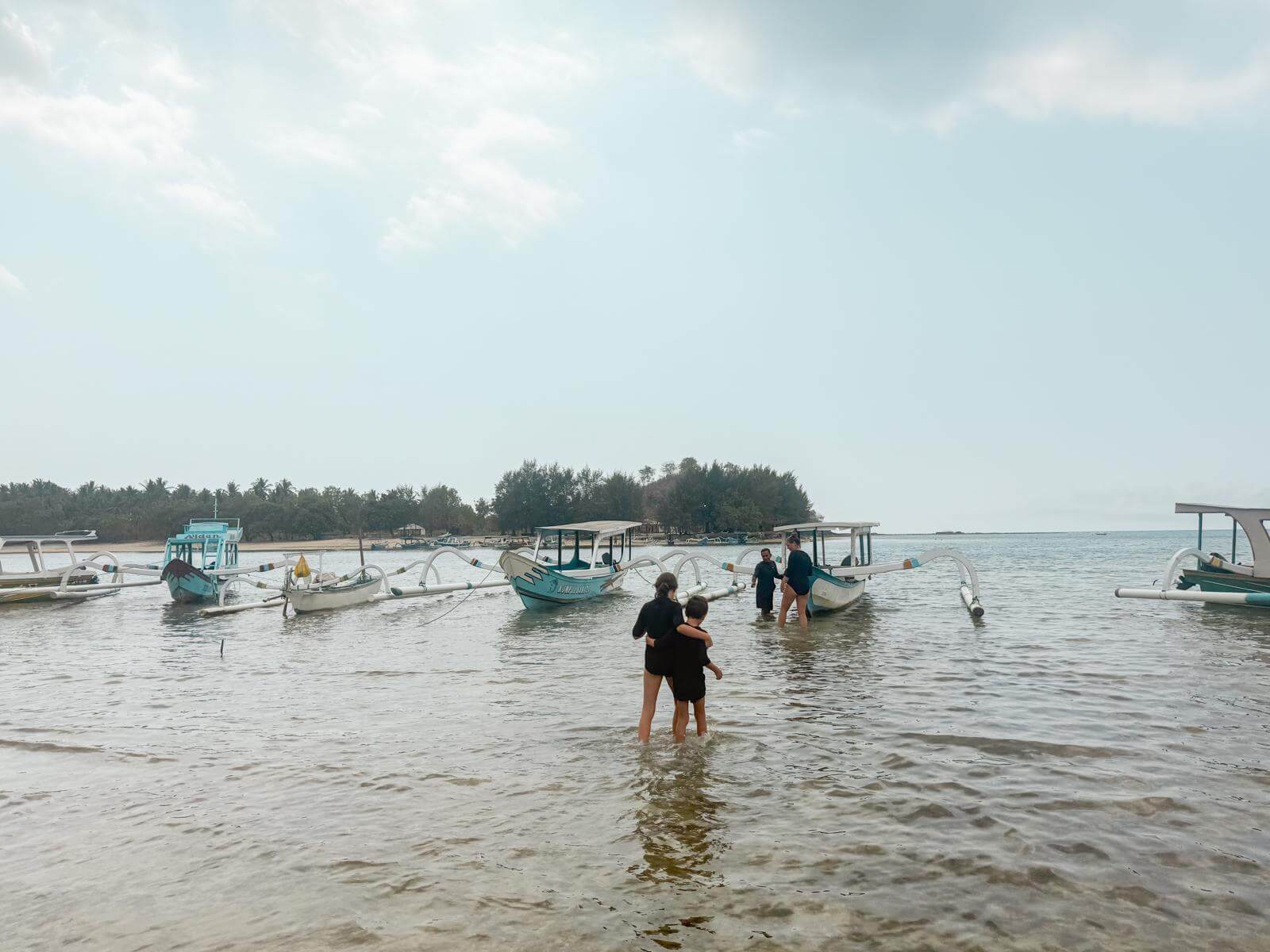 Op weg het water in voor het snorkelen