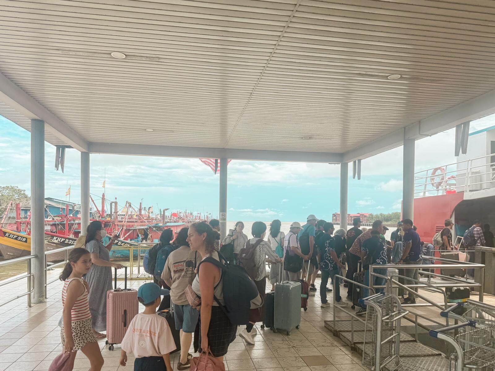 Aankomst aan de veerboot naar Langkawi, met rugzakken en valiezen