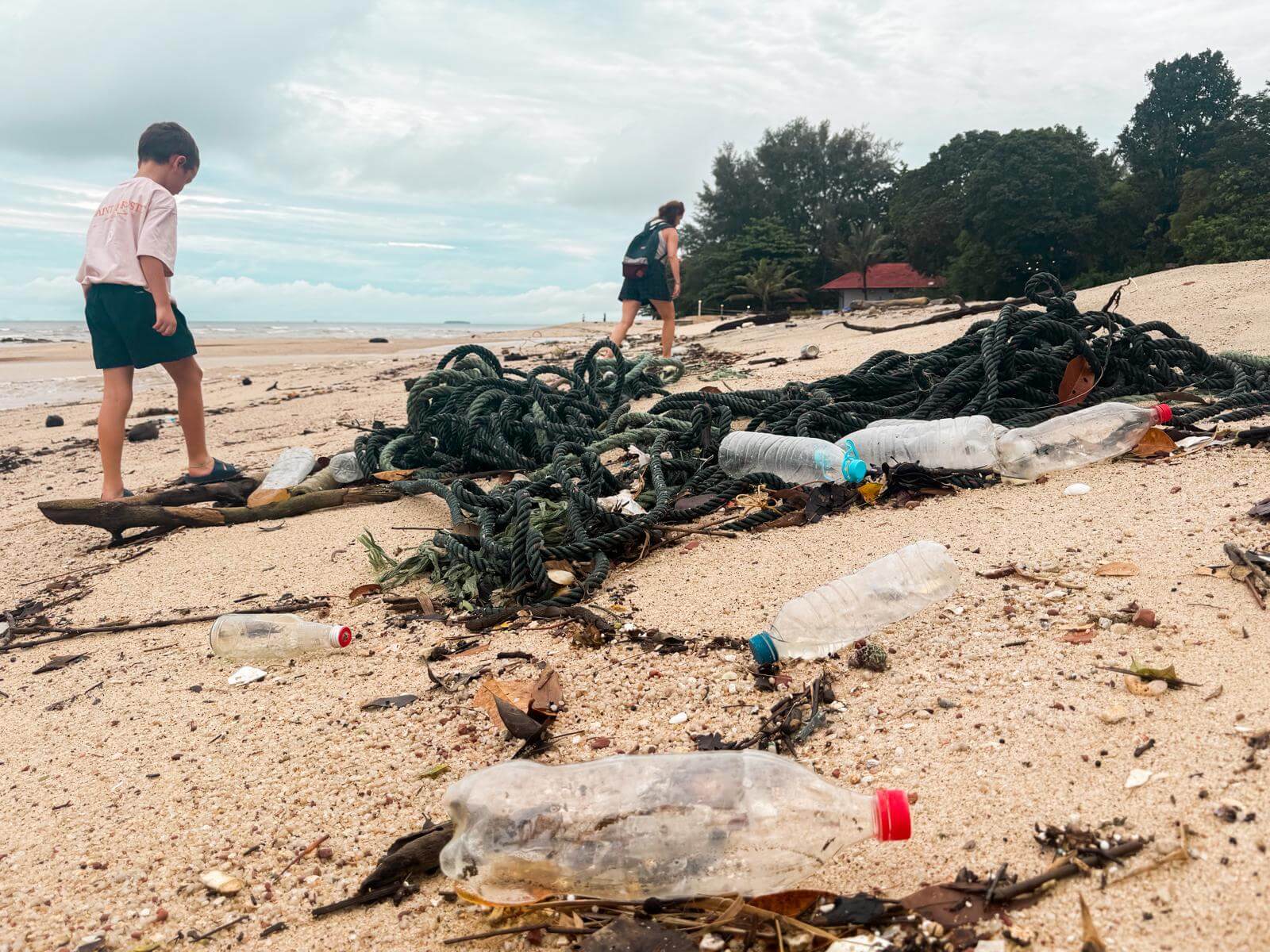 Strand opruimen: zwerfvuil en verdwaalde netten tussen het zand