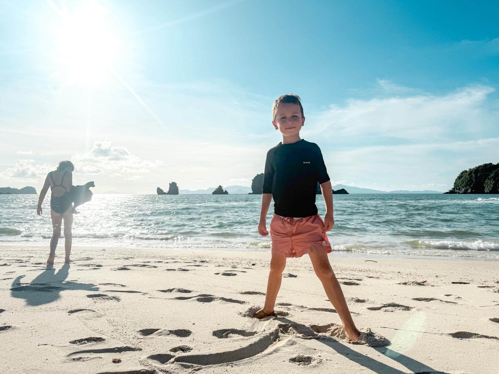Genieten van de zon op het strand